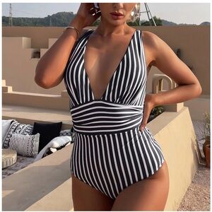 🖤Wild Sexy➖One Piece Black & White Swimsuit Small